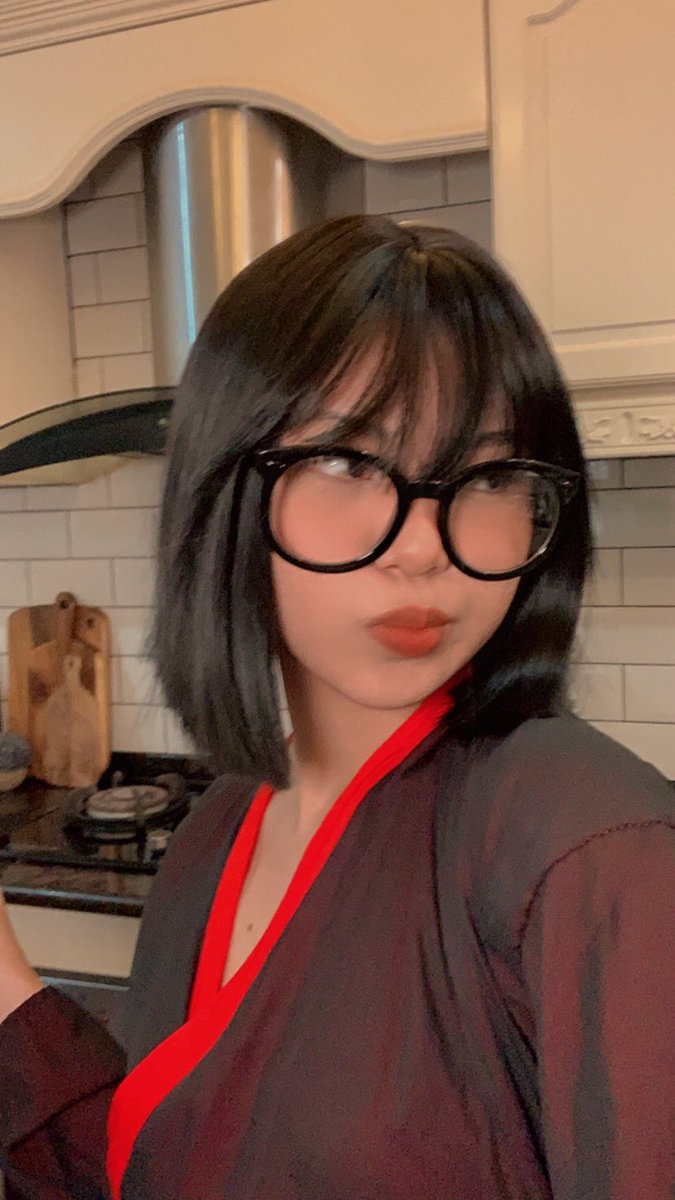 krisreyx's tweet photo. *chat redeemed edna mode cosplay* https://t.co/l4hXePCoYR
