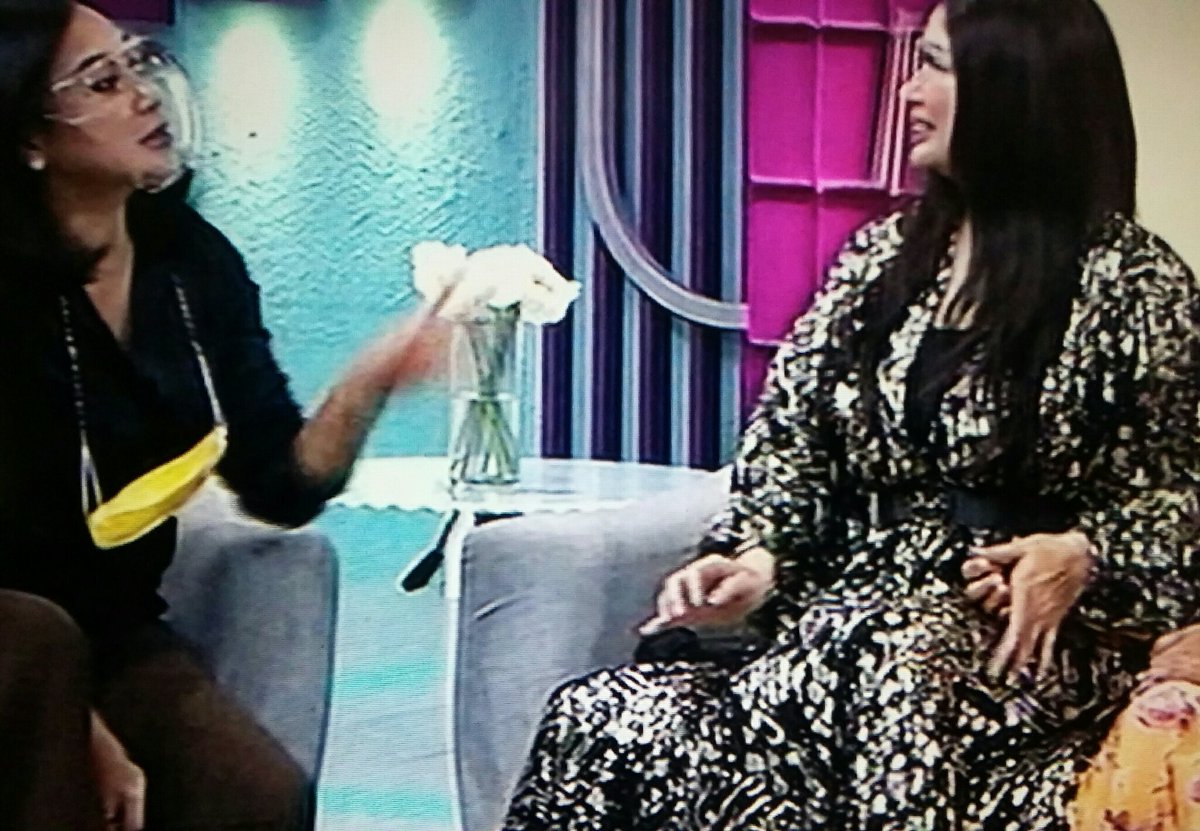 Srikandi114's tweet photo. @Srikandi2221 @TSrikandi3 @Srikandi41 Kaya nya iya mbak..
Klo dah saran dr tim pendopo
Boss cantik dinda mau ikuti
Kan biar viral mbak
Pas nnti mencalonkan GUB #Jabar 
Masrkat dah mengenal..👍
Lagu nya enak bgtt..👍
JgnBerhentiMencintaiku TITI DJ
Tuuh mbak Titi nya ada
#RumpiNosecret 
#InsertToday 
Hauuss mbak..😀👍 https://t.co/OBxtUuZhDb