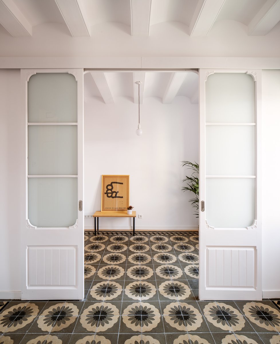 ArchiloversCom's tweet photo. Flat refurbisment in Sants, Barcelona - 2021
Project: Parramon + Tahull arquitectes 
Photography: @jthcasas 
See the full project at >> https://t.co/5r7AzAfIcU https://t.co/23qLaMxEMx