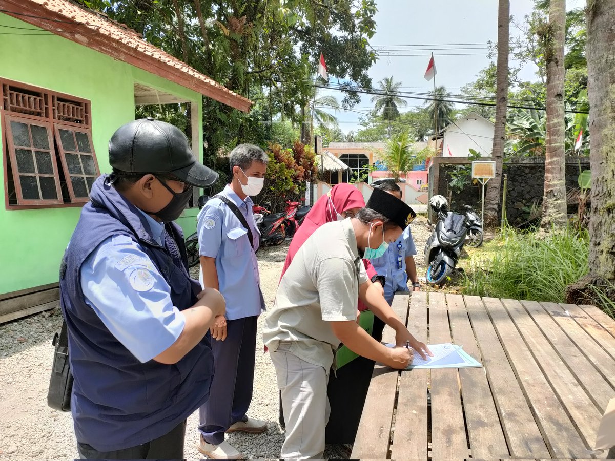 didi_sumedang's tweet photo. Kamis (07/10) Didi luhkan pandeglang.klp korservasi alam laut.ds sukareme kec carita menerima bantuan sarana budidaya ikan nemo,2 paket
#giatluhkan samingkal bogor
#pandeglang
#aktivitas
@risluhkan bogor @dirjen djpb @BBPB LAMPUNG https://t.co/Lj1d4UNI0x