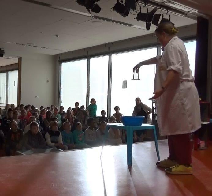 ClownKiko's tweet photo. Morgen 3x mijn kinderboekenweek voorstelling spelen op bs de Gein in Amsterdam
Professor Kiko is een voorstelling over het beroep wetenschapper en dromen over wat je (nog meer) worden wil.
Kiko@clownkiko.nl
Nog te boeken in en na de #kinderboekenweek  
#beroepen
#wordenwatjewil https://t.co/hzZpaHepdV