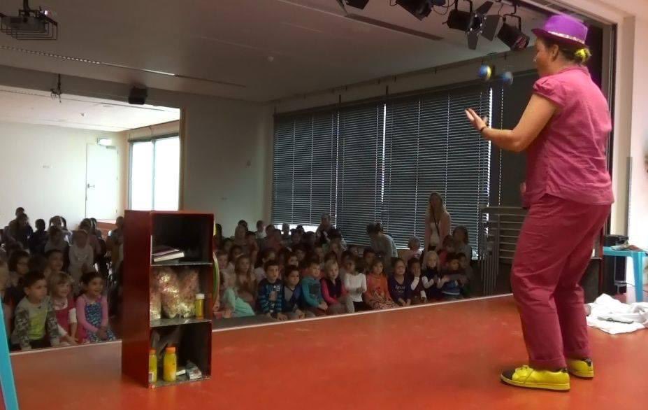 ClownKiko's tweet photo. Morgen 3x mijn kinderboekenweek voorstelling spelen op bs de Gein in Amsterdam
Professor Kiko is een voorstelling over het beroep wetenschapper en dromen over wat je (nog meer) worden wil.
Kiko@clownkiko.nl
Nog te boeken in en na de #kinderboekenweek  
#beroepen
#wordenwatjewil https://t.co/hzZpaHepdV