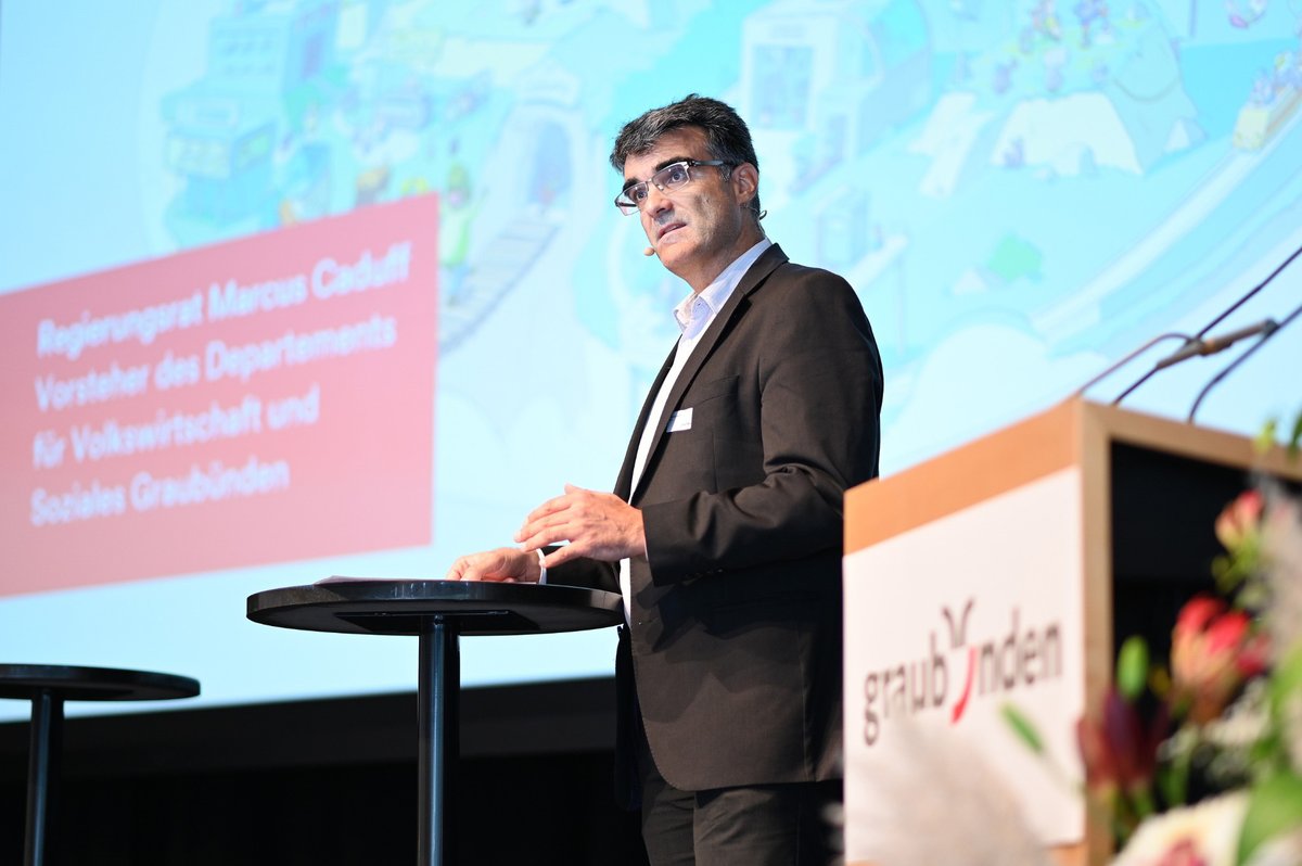 Start des graubünden Tourismustags 2021 in <a href="/PontresinaGR/">Pontresina</a>: Regierungsrat @mcaduff hofft, dass in dieser Wintersaison die Rahmenbedingungen klarer sind als 2020, und Arno del Curto sagt, dass Krisen immer auch Chancen für Veränderungen sind.