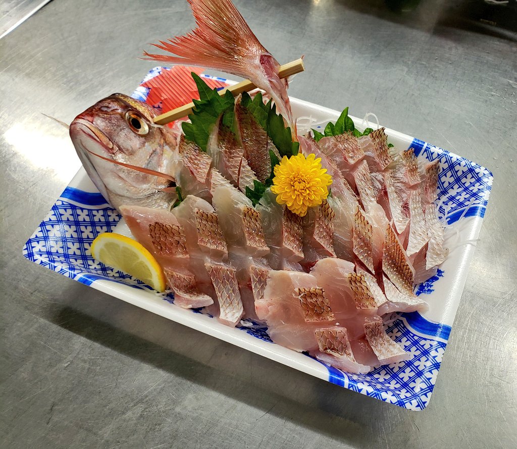 さしみやワタショー 花鯛湯霜造り姿盛り きっと皆が笑顔の食卓に 刺身は毎日午後から出始めます さしみやワタショー 花鯛 姿盛り 宮城 仙台 あやし T Co D1p2bmphb9 Twitter