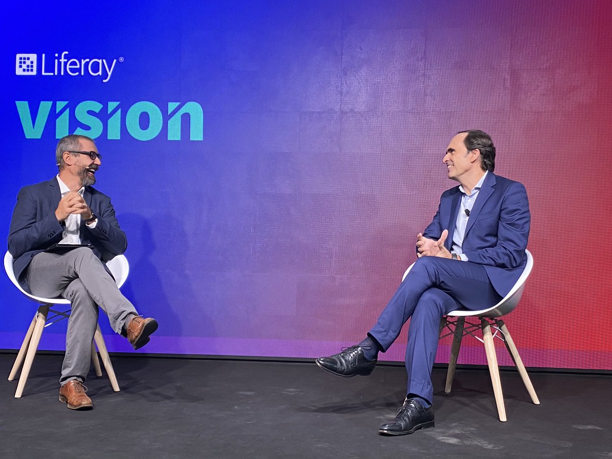 Doriana_DM's tweet photo. #LRVision2021 @diazzi_andrea e @PepeModer raccontano la #CustomerExperience @LiferayItalia https://t.co/pwVh7R9mS5