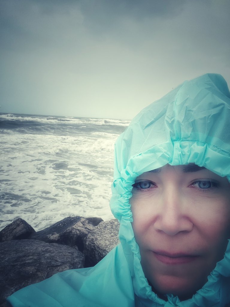 KnihyProDeti's tweet photo. Vypadám jak poslední pesarský bezdomovec. Je mi to fuk. Z 27 stupňů na 15, déšť a vichr. Zlaté hnusné tyrkysové poncho (deštník vítr zlikvidoval 🤷♀️). #pesaro #dest #vichr #more #poncho #travelphotography #italia #mundomendozova @comunedipesaro @italiait https://t.co/C7XC1rv6ld