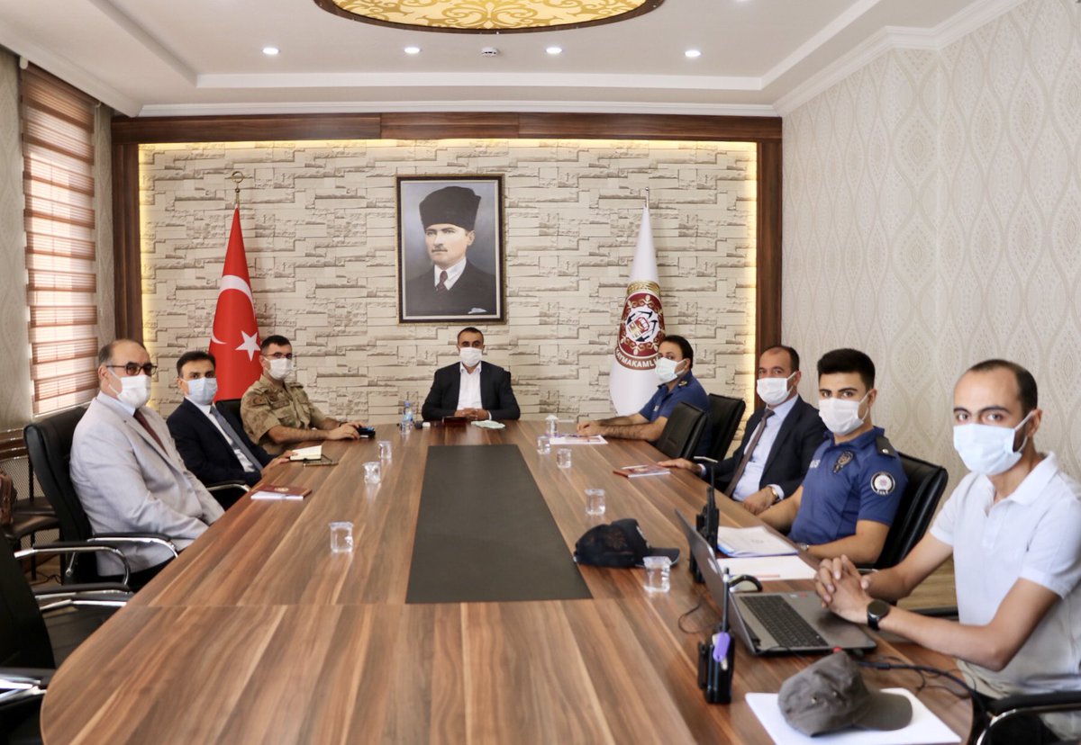 Öğrencilerimizin 2021-2022 eğitim-öğretim yılını güven ve huzur ortamı içerisinde geçirmelerini sağlamak amacıyla “Üniversite Güvenlik Koordinasyon Toplantısı” Kaymakam/Belediye Başkan V. Sayın Çağlar Tekin başkanlığında gerçekleştirildi.
<a href="/ctekin24/">Çağlar TEKİN</a> 

kurtalan.gov.tr/ilcemizde-univ…