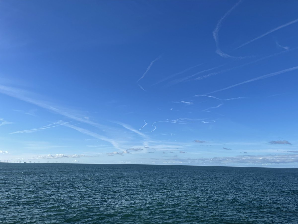 @metoffice Erm, the clouds here are broken. They look like drunken contrails. Any idea what causes these patterns? #southernnorthsea