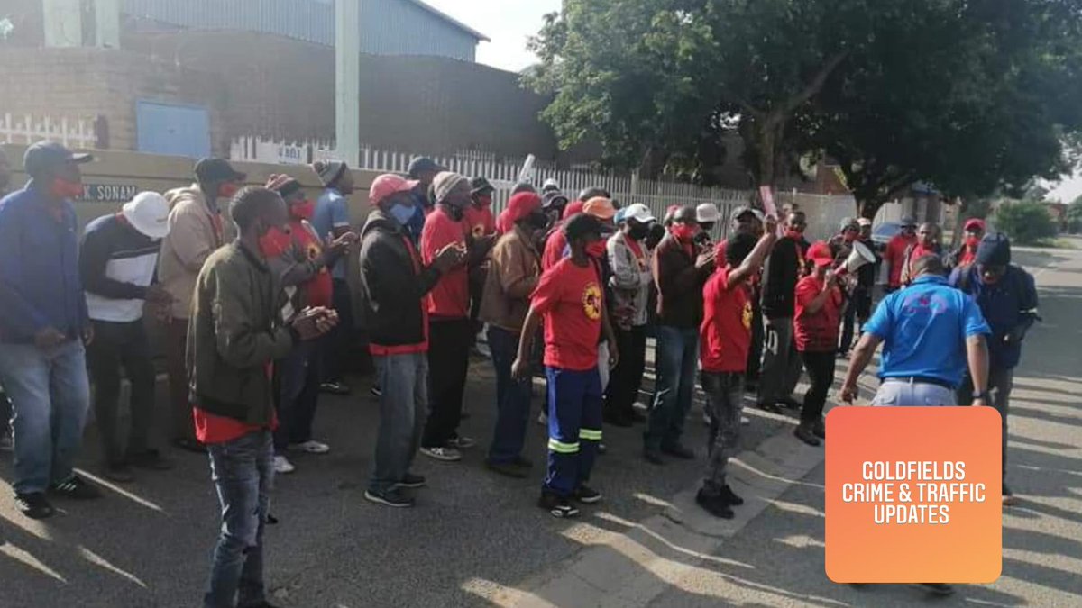 Gold_Traffic's tweet image. 7 October 2021 #NumsaStrike

Workers in Welkom demand that bosses give back to workers and their families. 

#EngineeringStrike 
#WorkingClassPower