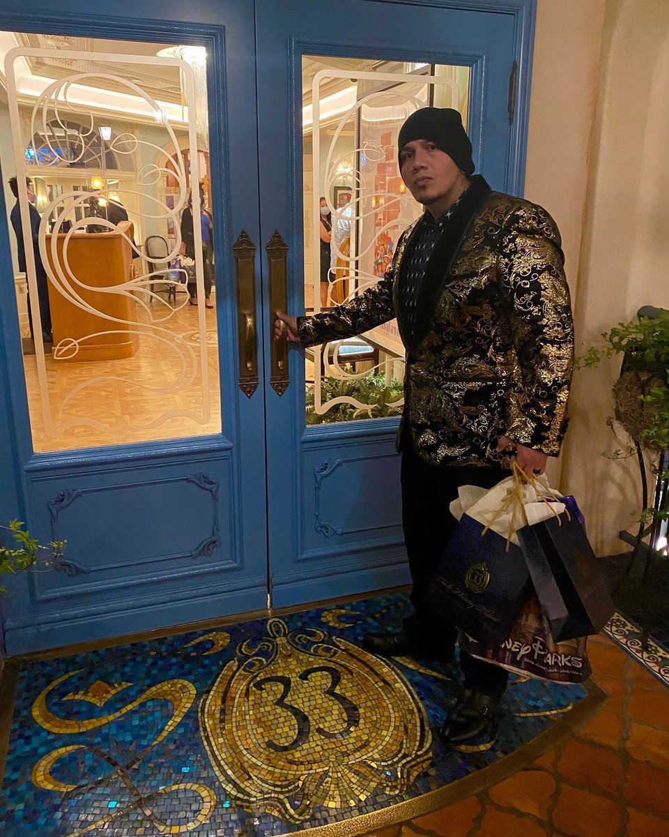 xxIGotMyOwnBack's tweet photo. #1 boxing designer gets invited to #club33 @DisneyStudios @Disney https://t.co/5yLL3E6FtR