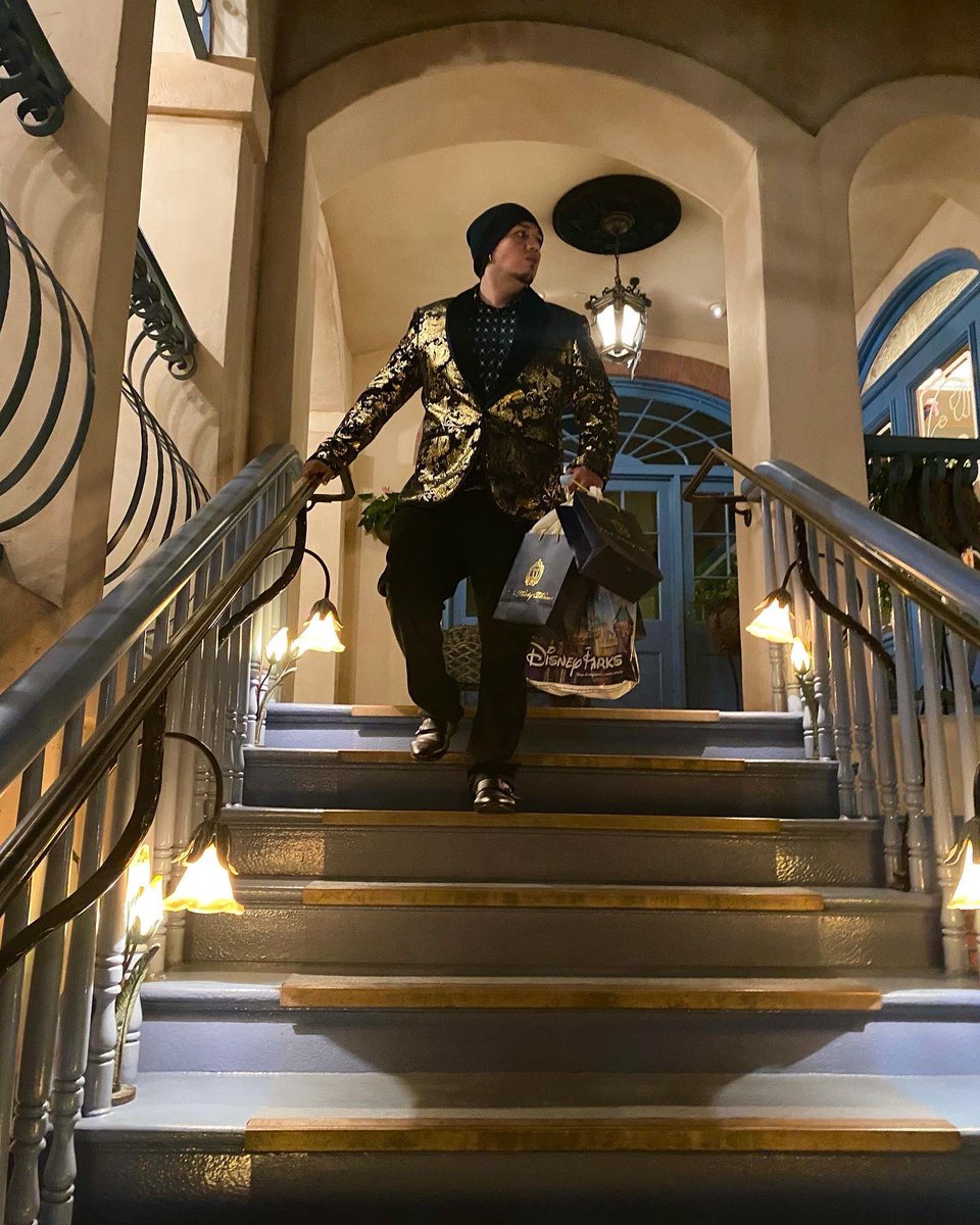 xxIGotMyOwnBack's tweet photo. #1 boxing designer gets invited to #club33 @DisneyStudios @Disney https://t.co/5yLL3E6FtR