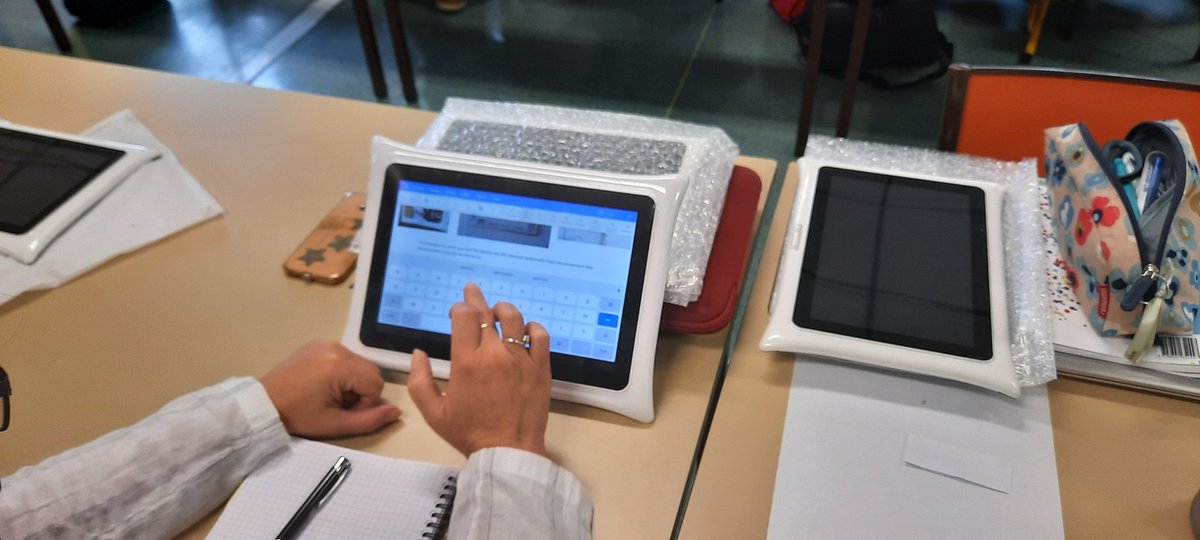 frederique_fiot's tweet photo. Formation tablettes #Sqool dans le cadre du #TNE. Des stagiaires et une formatrice motivés ! On en profite pour découvrir et essayer les robots #bluebots et les jeux #Scottiego @Easytis @Easytis_Enfance https://t.co/VMVO8hTWjk