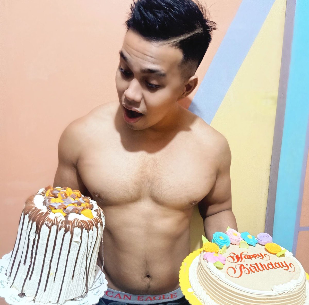 vhin2x's tweet photo. A year older for me, thank you to my besbrader fafa rax and fafa james for the amazing and wonderful cake from contis. Thank you also GOLDILOCKS for the pastel cake!!! Charot hahaha #selfie #bdaycake #contis #mangobravo #goldilocks #pastelcake #sexy #fit #fam #eyebags #boynegro https://t.co/KZKpjB6ecE