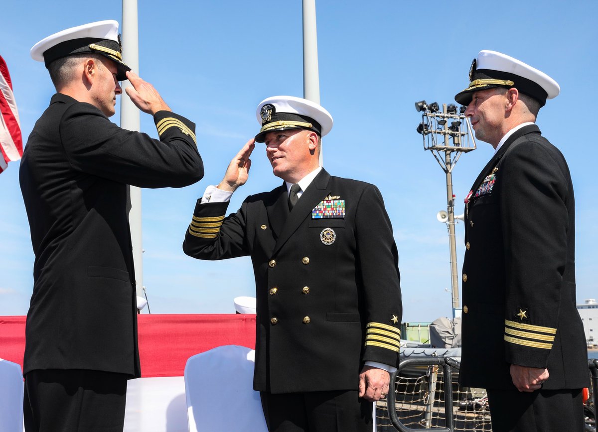 US7thFleet's tweet photo. The @USNavy's #USSBenfold #DDG65 held a change of command ceremony at @CFAY_Japan, Oct. 5, 2021.
Cmdr. Marcus Seeger relieved Cmdr. Jeremy Carlson as commanding officer.
#CTF71 #DESRON15 #US7thFleet https://t.co/C8T4wRO36z