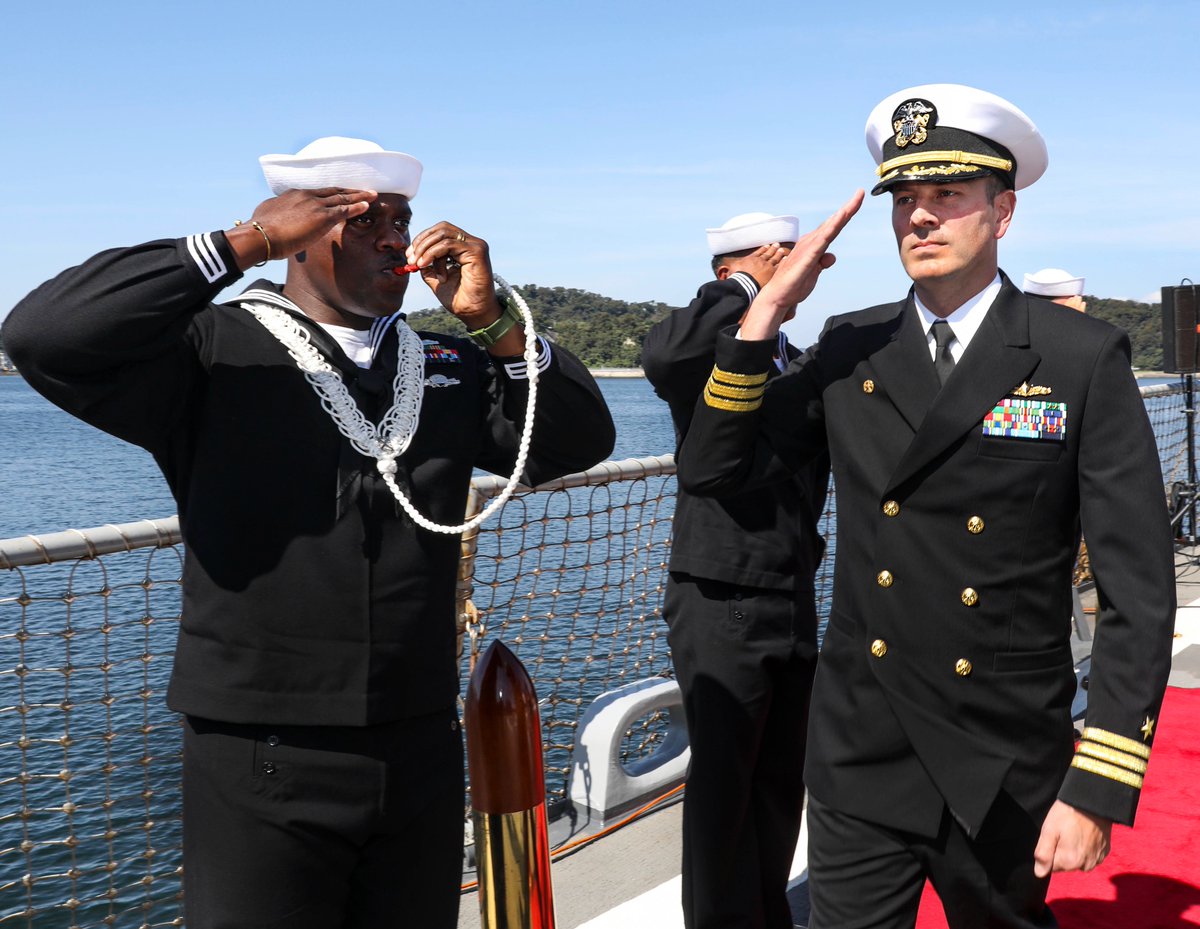 US7thFleet's tweet photo. The @USNavy's #USSBenfold #DDG65 held a change of command ceremony at @CFAY_Japan, Oct. 5, 2021.
Cmdr. Marcus Seeger relieved Cmdr. Jeremy Carlson as commanding officer.
#CTF71 #DESRON15 #US7thFleet https://t.co/C8T4wRO36z