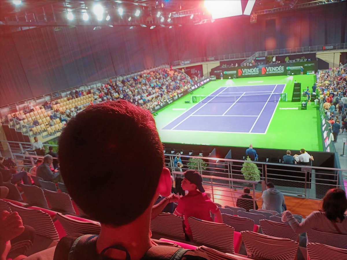 FeteleMur's tweet photo. 8 jeunes de @FLMNantes et St Nazaire ont assisté hier à l’ @OpenVendee. 🎾
En prime : une moment d'échange avec le joueur français @HaroldMayot1 !
Merci @mabanque_bnpp  de permettre à nos jeunes de découvrir les backstages du tennis professionnel.

📸Photo 1 : Rémy Chautard https://t.co/Brz7AE6alY