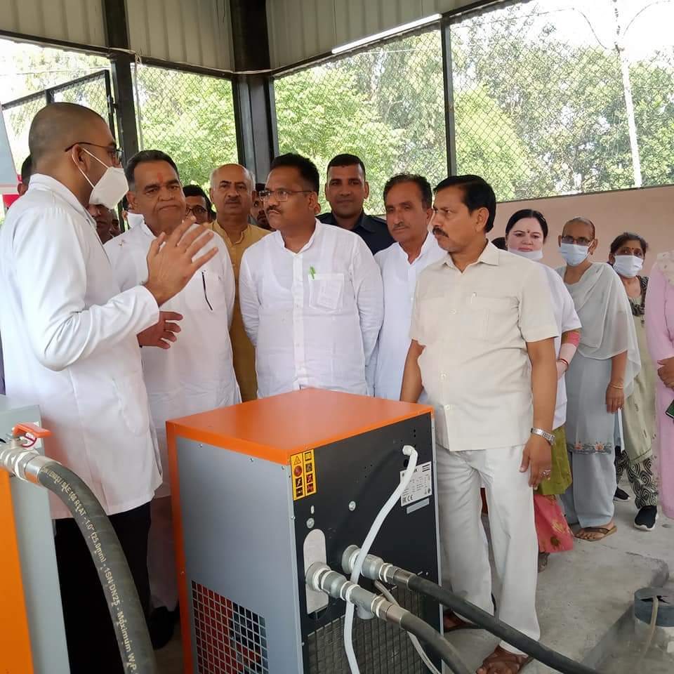 BhayanaVinod's tweet photo. पी एम केयर फंड के तहत आज नागरिक हस्पताल हांसी में पी एस ए आधारित ऑक्सीजन गैस प्लांट का उद्धघाटन किया व साथ ही हस्पताल में ऑक्सीजन सप्लाई की प्रक्रिया को देखा।
#Hansi #Haryana #OxygenPlants #PMCaresFund https://t.co/CleSAau1nz