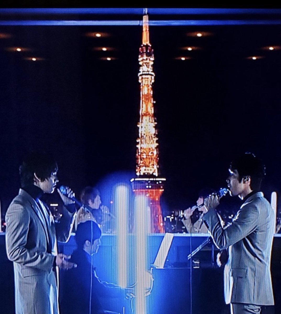 yc_m261875's tweet image. 過去の映像で、しかもわずか1分弱の放送でもトレンド入りしちゃう東方神起って、ホントに神だと思うわ❤️💙

東京タワーをバックに歌うユノとチャンミンの姿も美しくて神々しい…✨✨

#東方神起 
#FNS歌謡祭秋