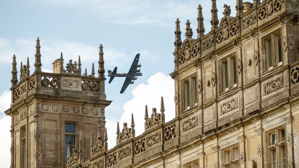 VvrHair's tweet photo. This weekend I am back at @highclere_castle teaming up with @debonairedos styling ladies attending their WW2 festival. You can pre book your Updo or just turn up at our on-site salon. #highclerecastle #festival #vintage #updo #vintagehairstyling #victoryrolls #gibsonroll #pincurl https://t.co/Rl05Rw7mj9