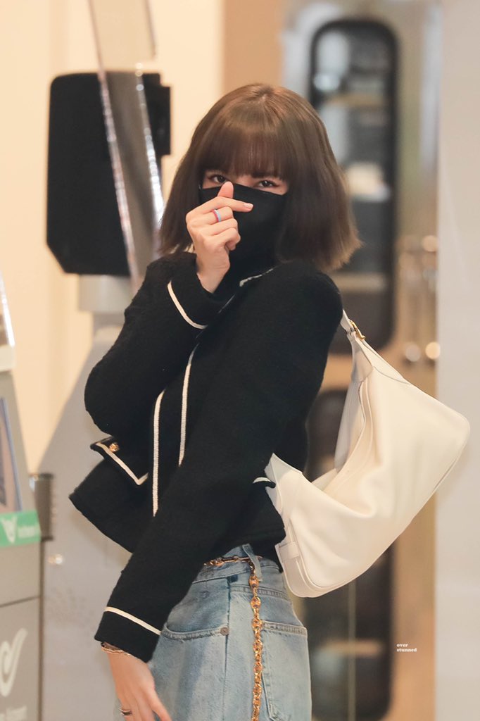 over_stunned's tweet photo. 211004 인천출국

#블랙핑크 #리사 #LISA 
#BLACKPINK @BLACKPINK https://t.co/GNRMlOfzSd