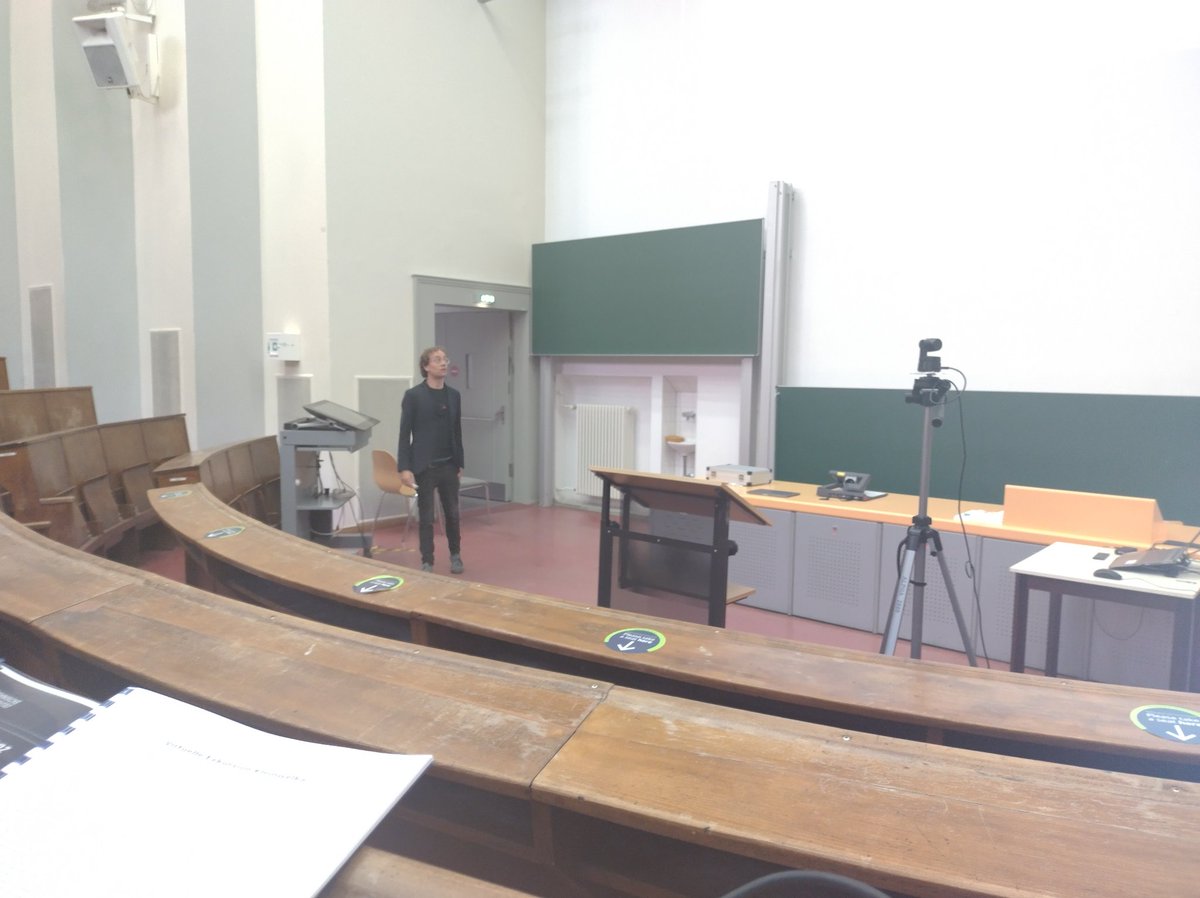 AlexanderLasch's tweet photo. Simon (@fussballinguist) auf der #LessonsLearned3 über seine Erfahrungen mit dem Pechakucha-Format, Grüße gehen raus an @spinfocl. #virTUos https://t.co/4pEgDms5kG