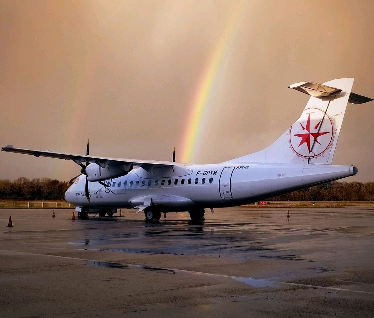 gi_tellier's tweet photo. Conférence de presse @ChalairA pour célébrer le retour de l’ATR sur l’aéroport de #Quimper #Bretagne sur la ligne vers #Paris ! https://t.co/OIQHX5hyxp
