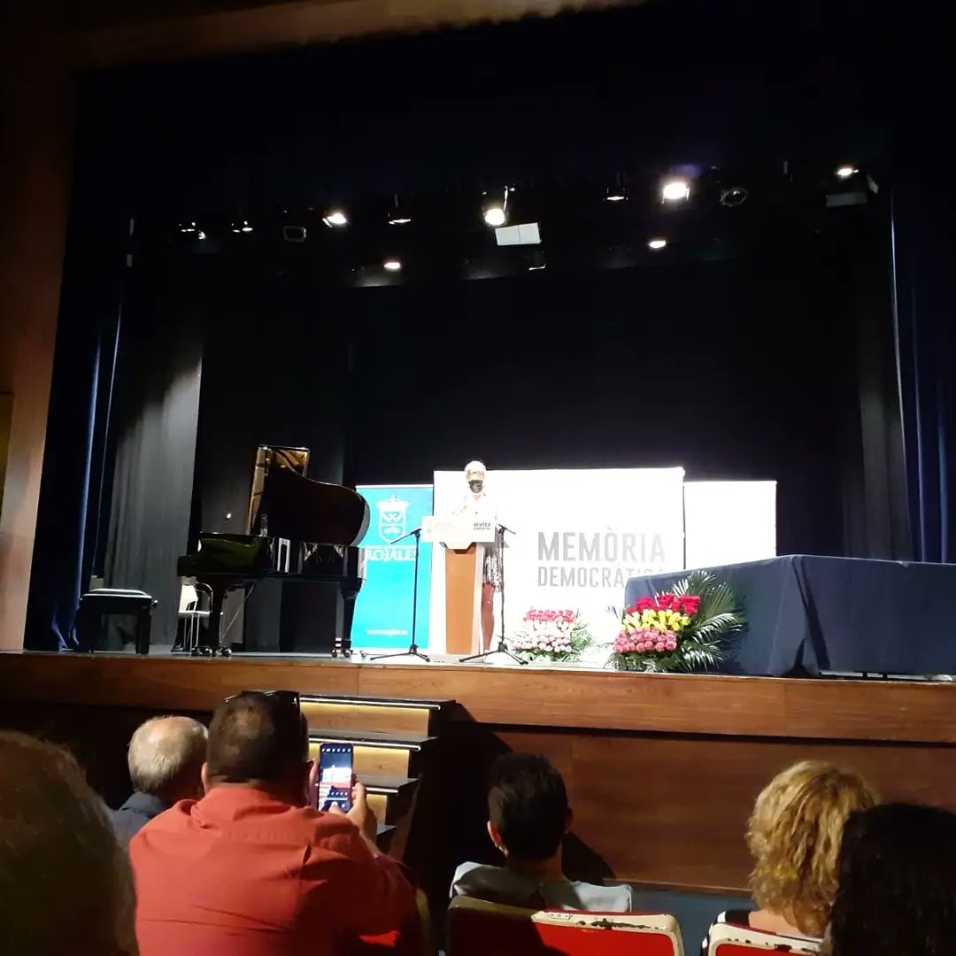EUAlmoradi's tweet photo. Por fin, 76 años después, se homenajea a los 35 republicanos de la Vega Baja que sufrieron y murieron en los campos de concentración nazis. 
Las placas de Miguel Ruiz y Manuel Mirete de #Almoradí fueron entregadas a sus familiares, en un acto muy emotivo, celebrado en #Rojales. https://t.co/HpBnZXQEOW