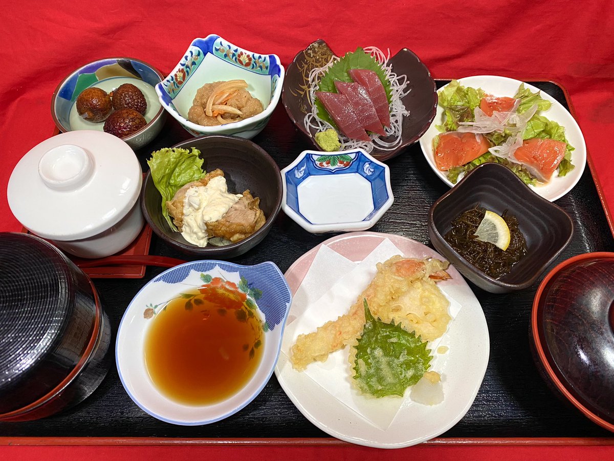asashiomax's tweet photo. ｢レディース定食｣💁🏼‍♂️✨
数種類の人気ﾒﾆｭｰを品数豊富にぎゅっと詰めて楽しめちゃう、ｵｽｽﾒﾒﾆｭｰです🤗全部食べきると結構お腹いっぱいになります♪男性にも人気で、��飯のおかわりも大盛りも無料です🍚💕ただし数量10食限定となっておりますのでお早めに…🤲🏻 https://t.co/uJvNk0mK83