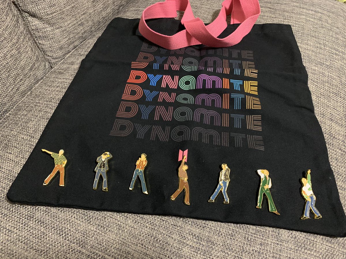 rauran_bts's tweet photo. dynamiteピンバッチ届きました❗️
額に入れようかと思いましたが
トートバッグに付けてみました💜
取りまとめありがとうございました

@BTS_jpgo_cosmos https://t.co/WYOA7UW2uH