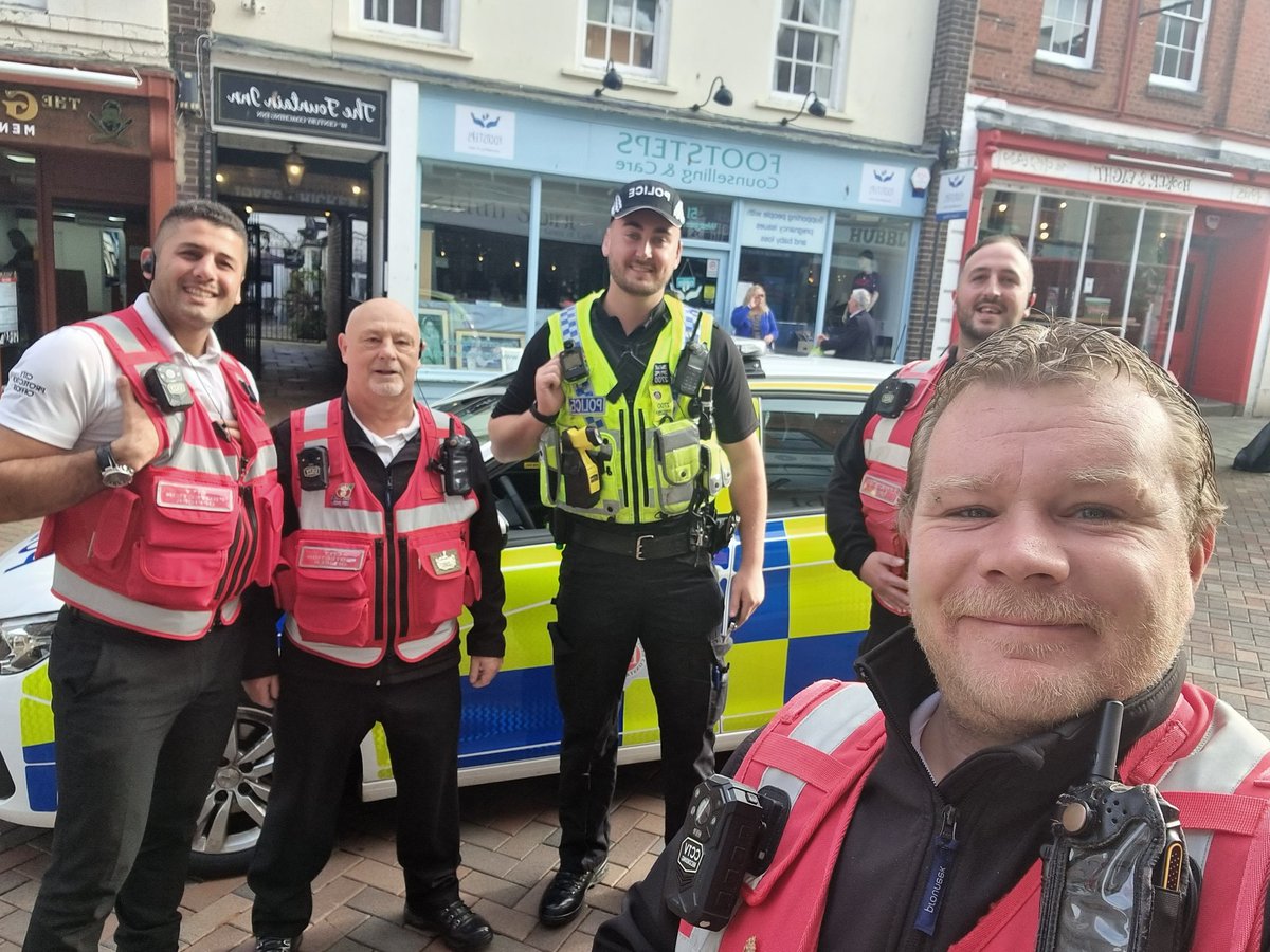 GLOSBIDCPO's tweet photo. Quick team catch up with #PCJenkins
#FormerCPO
Quick brief and #IntelSharing
All about #WorkingTogether #keepingOurCitySafe #WorkingPartnerships
#OneTeam
@GLOSBIDCPO
@GlosCitySafe
@GlosCityPolice
@GloucesterCity
@GloucesterBID
@Glos_OPCC https://t.co/on8Zvfu04D
