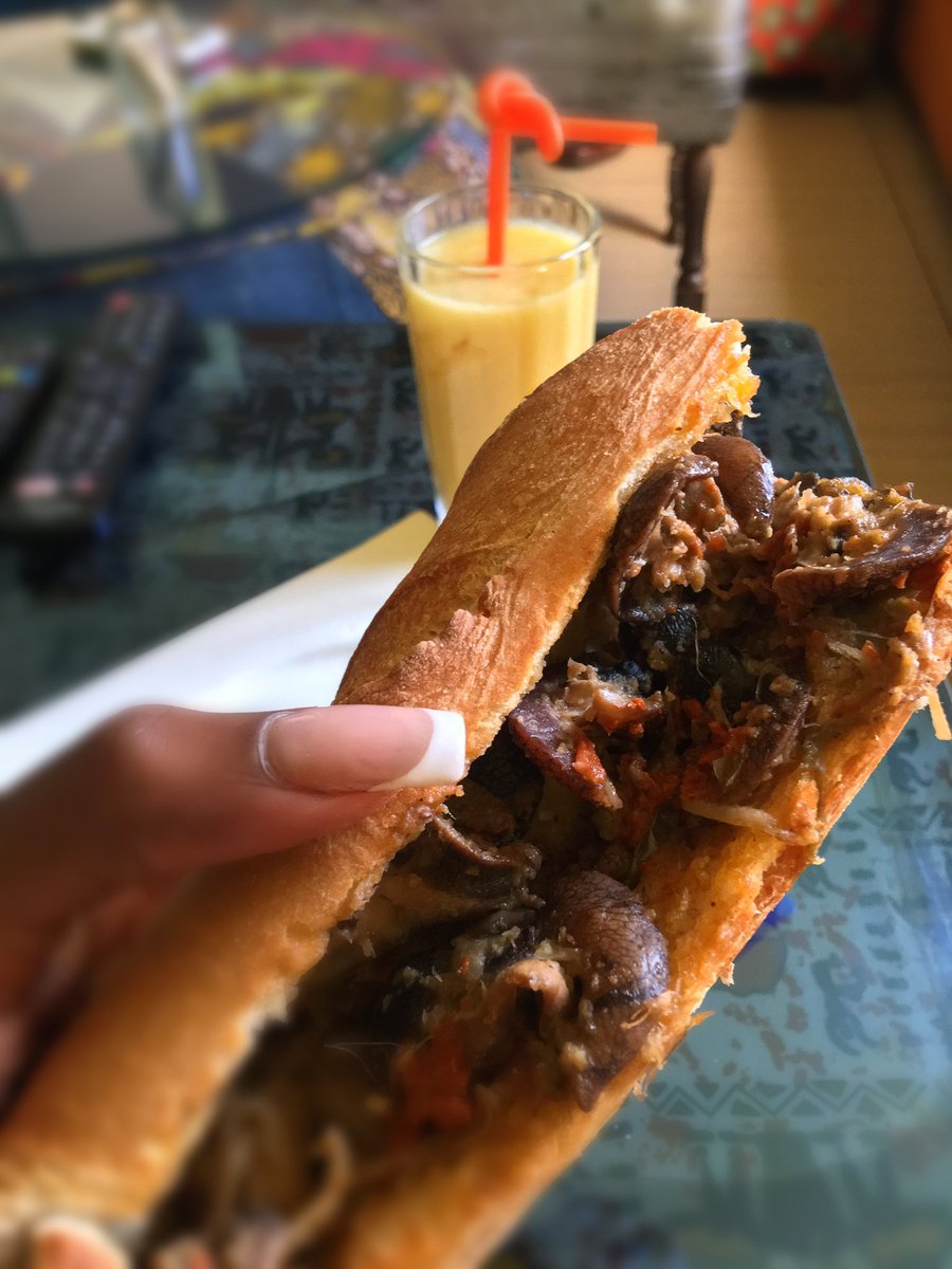 Penjaland's tweet photo. Démarrez votre journée avec un délicieux sandwich escargots + un 100% pur jus de cassimangue😋

À Penjaland, commandez et mangez comme chez vous! Selon vos envies, selon vos humeurs🙂

Fruitement Epicé 🍍🍉🥭🍊🍋🍏🍇 https://t.co/qv8uf5ODRL
