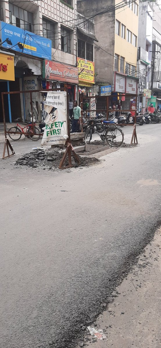 amitkumarnaredi's tweet image. Congratulations @smartcityrkl for doing #smartwork under #smartadministration of @RourkelaMC
1. Keep the main road in pathetic and damaged condition for 4-5 years, let people suffer. 
2. Repair some sections of the road to fool people. 
3. Dig the road again on repaired patches.