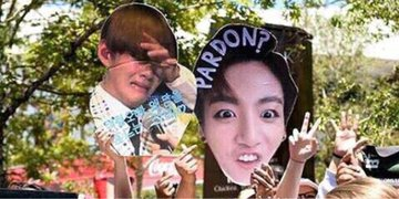 mhereonlyforbts's tweet photo. REMEMBER WHEN ARMYS HELD BTS MEMES DURING BBMAS IN 2017, AND BTS REACTION THO https://t.co/yb4F6iG4t0