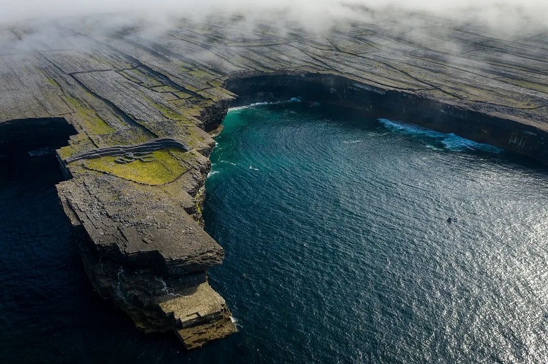 😮😍😍

More stunning work from @aranphotography_ 👏

Mist clearing over the Black Fort

#AranIslands #BlackFort #InisMór #Galway