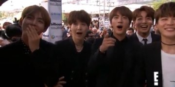 mhereonlyforbts's tweet photo. REMEMBER WHEN ARMYS HELD BTS MEMES DURING BBMAS IN 2017, AND BTS REACTION THO https://t.co/yb4F6iG4t0