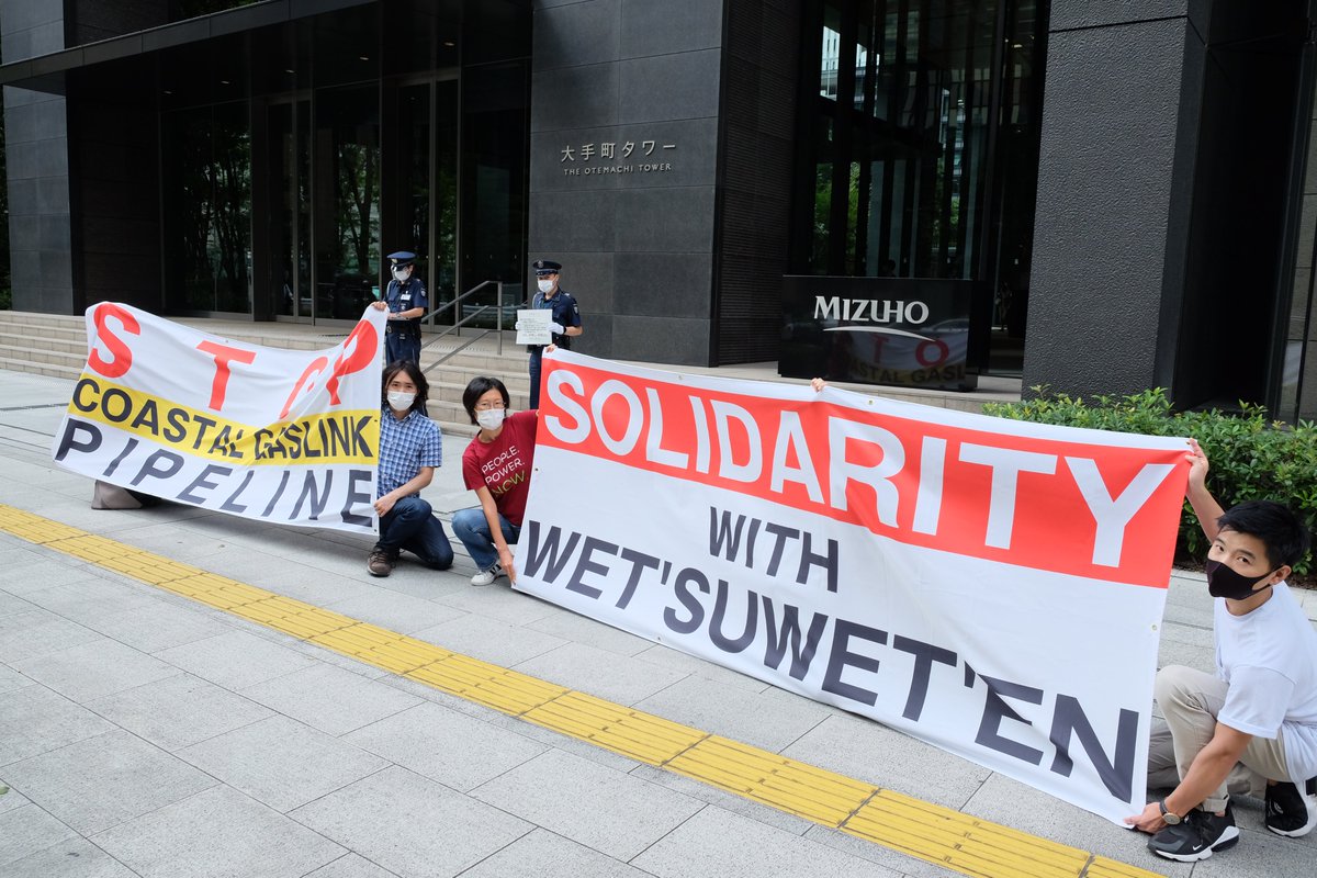 FoEJapan_en's tweet photo. We had a protest in front of @smbc_midosuke @mufgbk_official @mizuhobank to show our solidarity with @Gidimten and call on them to withdraw from the Coastal Gaslink Pipeline project. #WetsuwetenStrong #NoTrespass https://t.co/5ILgbHH35r