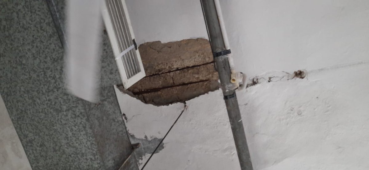 irtcso's tweet photo. @PMOIndia
@RailMinIndia
@AshwiniVaishnaw
@IR_CRB
@gmner_gkp
@drmljn
@CMOfficeUP
@News18UP
@AU_LucknowNews

#TTEs_Life_in_threat
TTEs are under life threat as sealing of roof fell down on Bed at GKP TTE Rest House of LJN Divn/NE Rly.
Action must be initiated against responsibles. https://t.co/YZWyGykw7Q