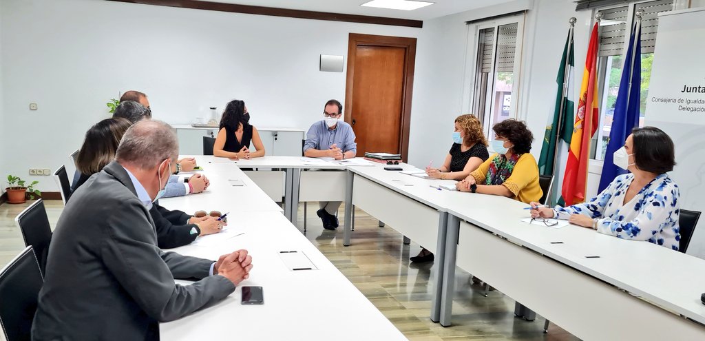 AnaGonzlezPinto's tweet photo. Reunión de coordinación con los tres ayuntamientos de la provincia de #Sevilla que forman parte del proyecto piloto de @IgualdadAND para reducir la lista de #dependencia a cero. Gracias @AytoMairenalcor @MairenaAljarafe y @Tomares_es, estoy segura de que será un éxito https://t.co/3koRHADN4a