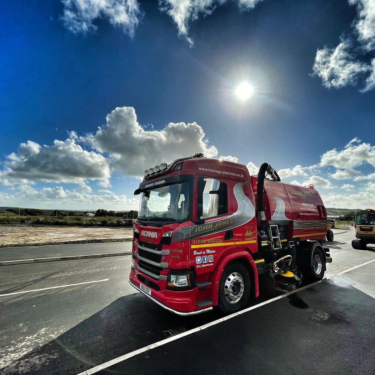 JJ_tippertrucks's tweet photo. Cleaning footpaths with the impressive jet wash on the Bucher VT802 π€©πΏπ #roadsweeper #scania #sendforJJ https://t.co/7PycQgROtp