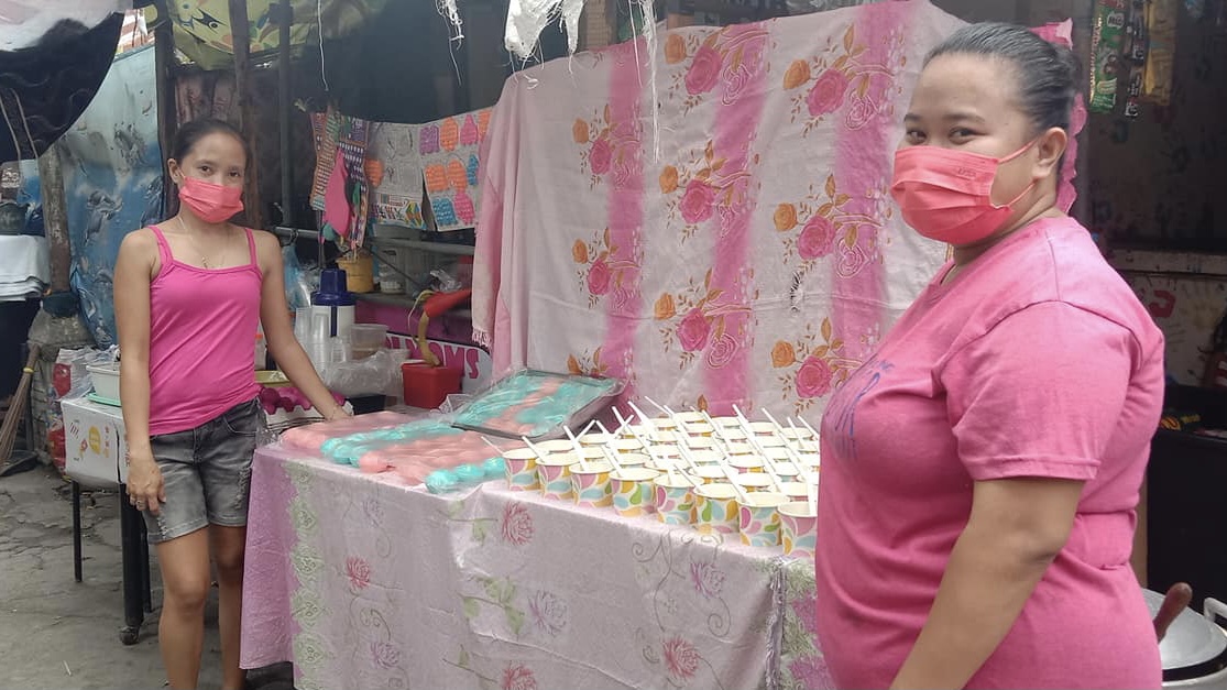 ABSCBNNews's tweet photo. A barangay traffic enforcer in Alabang, Muntinlupa gives out lugaw &amp; blue and pink-colored puto to children in her neighborhood in support of VP Leni Robredo's #Halalan2022 run for the presidency. 

📸Jamie Martinez | via @anjo_bagaoisan https://t.co/BfHmuyAheG