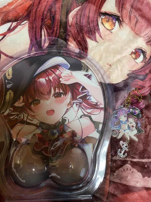マリン船長のおっぱいマウスパッドやアクキーをお手にとってくれた報告とても嬉しいです🏴‍☠️🥰ありがとうざいます! 