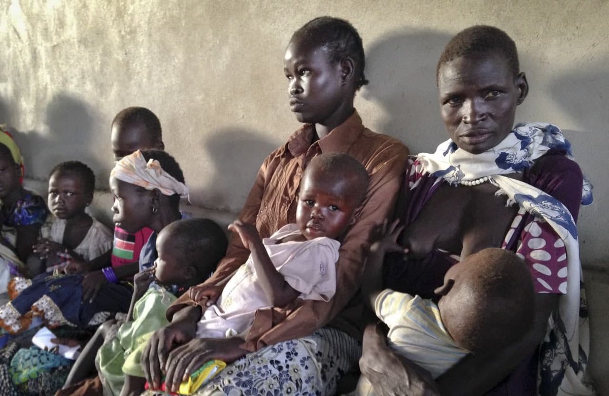 Где погибло много детей. Дети с отклонениями в африканской. Голод в Судане картина.