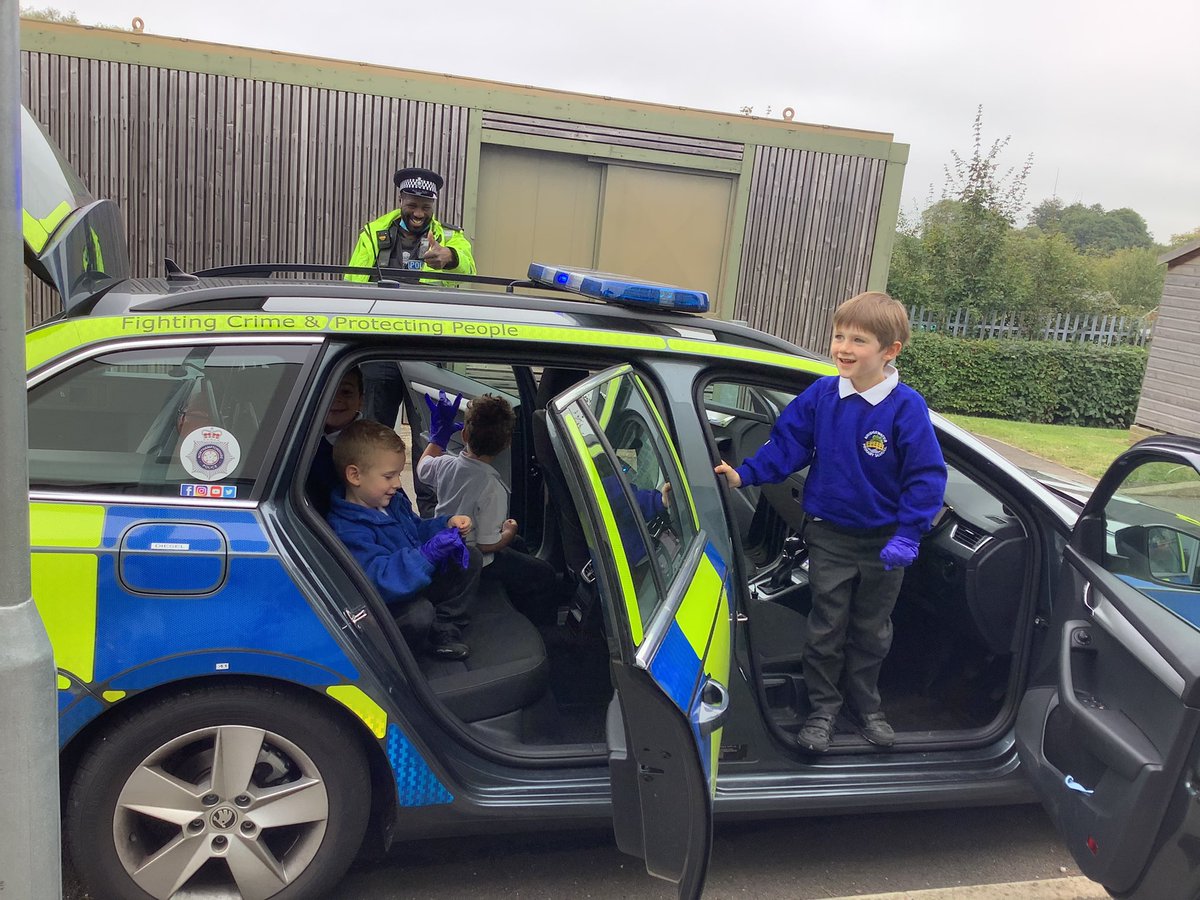 BridgewaterPrim's tweet photo. Reception class are investigating a crime scene today. Thank you to our friendly police team @BridgewaterPrim @NorthantsPolice https://t.co/bzJzZPsuLt