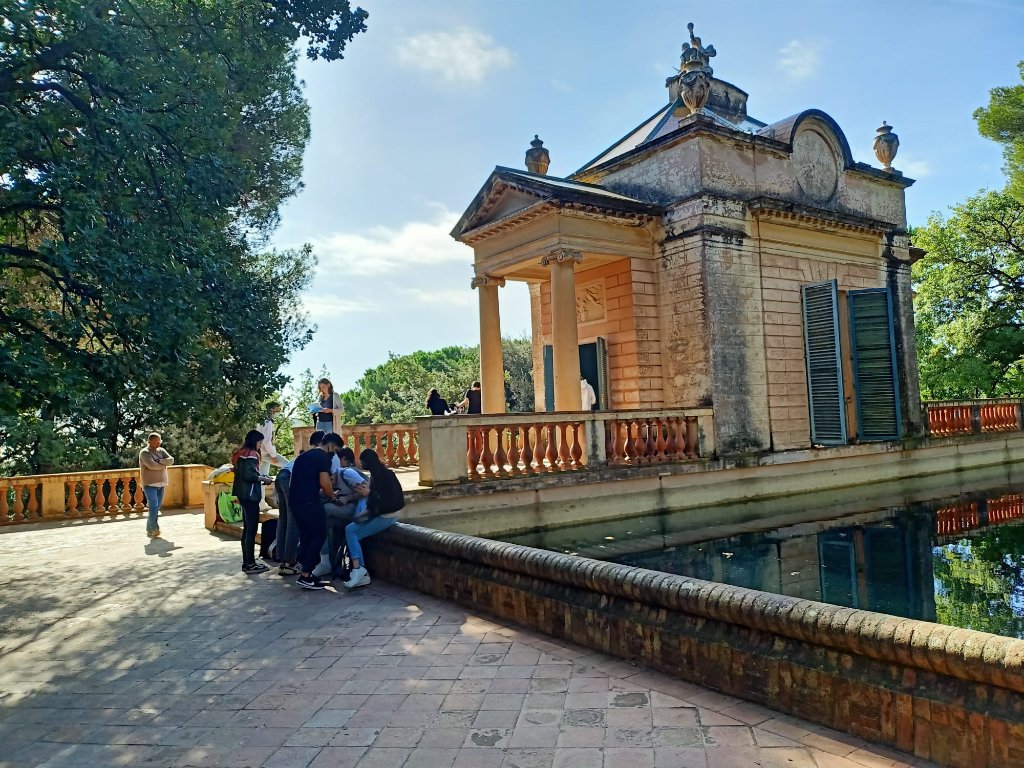 UPCEdifica's tweet photo. Estudiantat de l'assignatura "Taller 5: Diagnosi" del #GrauUPC en #ArquitecturaTècnica i #Edificació #GATE al Laberint d'Horta a #Barcelona, fent un estudi de lesions del Pavelló Neoclàssic. https://t.co/gj3dtqrviP