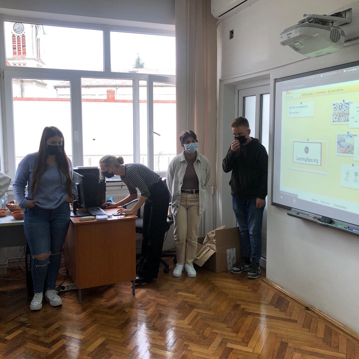 Actividades del segundo día de la movilidad Erasmus + en el Liceul Teoretical “Grigori Moisil” de Timisoara, bajo el tema #buddiesagainstbullies #corazonistasenaccion trabajando con las apps #learningapps #padlet y #puzzle.org