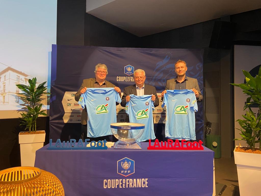 Nous sommes heureux de retrouver les clubs de foot de la région <a href="/auvergnerhalpes/">Auvergne-Rhône-Alpes</a> pour le tirage du 5e tour de la Coupe de France au <a href="/VillagebyCaCe/">VillagebyCa-Centrest</a>. De belles rencontres avec de gros derbys sont à venir ! Retrouvez les résultats ici 👉 laurafoot.fff.fr/simple/les-aff…  #sportecoledelavie