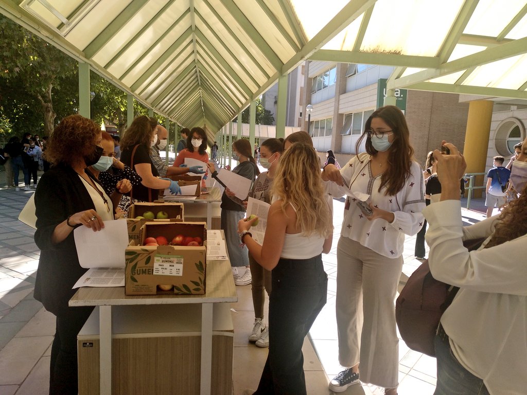 ujaen's tweet photo. ▶️La @ujaen se une hoy a la celebración del Día de las Universidades Saludables🍎🍐🍌 con reparto de fruta de temporada entre la comunidad universitaria y una campaña de extracción de sangre💉#DíaUniSaludables #UJASaludable #UJAResponsable https://t.co/TenQIVdHeD
