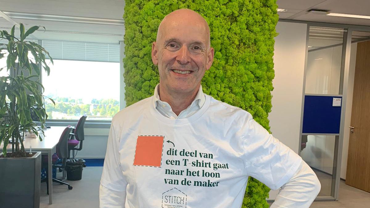 CNV_Internat's tweet photo. Vandaag op World Day for Decent Work vraagt CNV @vakbond voorzitter @Piet_Fortuin aandacht voor de makers van onze kleding, want slechts een klein deel van de prijs van elk T-shirt gaat naar het loon van de makers, dat moet anders! #WDDW #STITCH #TogetherforChange https://t.co/hxNabxScnK