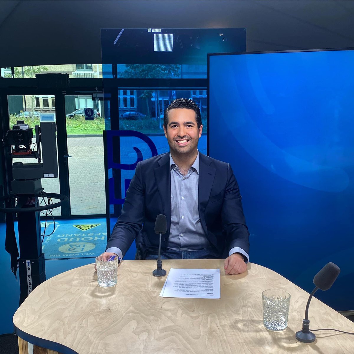 OlivAlexMusic's tweet photo. En dan ben je plots ook TV-presentator π±π Vanaf nu presenteer ik elke maandag live om 17:00 TV-magazine Rijnmond Vandaag. Check mβn eerste show: https://t.co/NITVwjVMxF
P.S. Radio blijf ik ook gewoon maken: elke vrijdagochtend π @RTV_Rijnmond #presentator #tv #tvpresentator https://t.co/b1sIjGomBy