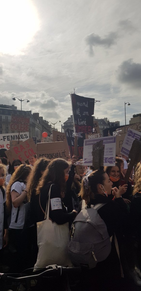 Soutien aux sages femmes en grève aujourd'hui #sagefemmecodenoir